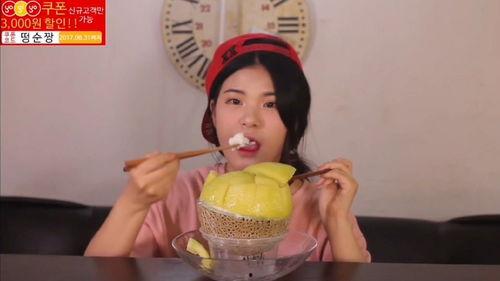 大妹吃哈密瓜,大妹畅享哈密瓜美味时光